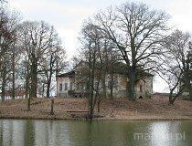 Krześl&oacute;w. Dw&oacute;r na murach starszej siedziby obronnej (dworu na kopcu). (fot. Tomasz Szwagrzak)