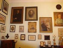 Krośniewice. Muzeum im. Jerzego Dunin Borkowskiego w Krośniewicach w dawnym zespole zajazdu i wozowni (1803). Ekspozycja stała. (fot. Piotr Solle)