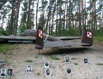Dłutówek. Teren ZPK "Borkowice". Jedyny w Polsce pomnik samolotu PZL-37 B "Łoś". Miejsce zestrzelenia maszyny z 212 eskadry bombowej (fot. Tomasz Szwagrzak)