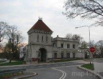 Maluszyn. Zespół pałacowy, XIX-XX w. Wieża bramna i kordegarda (fot. Tomasz Szwagrzak)