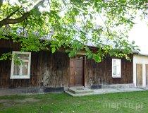 Skomlin. Parterowy dom drewniany z wysokim, dwuspadowym dachem (fot. Renata Leśniak-Kordzińska)
