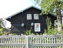 Skomlin. Dom mieszkalny z bali drewnianych (fot. Renata Leśniak-Kordzińska)