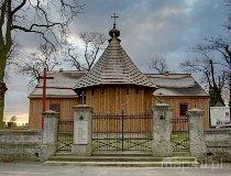 Mąkolice. Drewniany kościół rzymsko-katolicki p.w. śś. Wojciecha i Stanisława, 1521, XVIII/XIX w. (fot. Marek Krym)