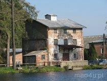 Ciosny. Młyn motorowy, dawniej wodny, na terenie łowiska "Ciosenka" (fot. Tomasz Szwagrzak)