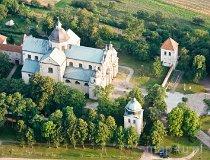 Poświętne. Zesp&oacute;ł klasztorny Filipin&oacute;w (fot. Kacper Dondziak)
