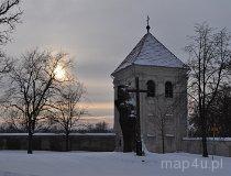 Poświętne. Klasztor Filipin&oacute;w, dzwonnica (fot. Tomasz Mazurek)