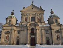 Poświętne. Klasztor Filipin&oacute;w, fasada bazyliki (fot. Tomasz Mazurek)
