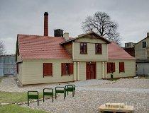 Zgierz. Park Kulturowy „Miasto Tkaczy”. Dom drewniany, obecnie oficyna przy ul. Rembowskiego 1, stojący dawniej przy ul. St. Dubois 7, 1. poł. XIX w. (fot. Marek Krym)