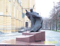 Łódź. Pomnik Jana Pawła II przed katedrą (fot. Joanna Kłys)