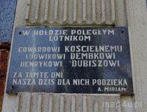 Walichnowy. Zesp&oacute;ł pałacowo-parkowy. Tablica pamięci lotnik&oacute;w 32 eskadry rozpoznawczej lotnictwa Armii Ł&oacute;dź, poległych w 1939 r. (fot. Piotr Solle)