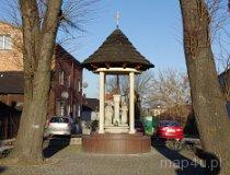 Wieruszów. Plac Jana Pawła II. Miejsce po drewnianych kościołach farnych. Kapliczka z miniaturą pierwotnej świątyni z XII-XIV w. (fot. Piotr Solle)