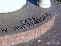 Wieruszów. Plac Jana Pawła II. Miejsce po drewnianych kościołach farnych. Kapliczka z miniaturą pierwotnej świątyni z XII-XIV w. (fot. Piotr Solle)