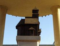 Wieruszów. Plac Jana Pawła II. Miejsce po drewnianych kościołach farnych. Kapliczka z miniaturą pierwotnej świątyni z XII-XIV w. (fot. Piotr Solle)