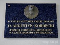 Wieruszów. Zespół klasztorny paulinów, 2 poł. XVII, 1880 r. Tablica poświęcona ojcu Augustynowi Kordeckiemu, przeorowi Jasnej Góry i bohaterskiemu obrońcy Częstochowy, który zmarł w tym klasztorze w 1673 r. (fot. Piotr Solle)