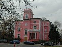 Skierniewice. Pałac Ślub&oacute;w. Willa Kozłowskich, II. poł. XIX w. WIdok od ul. Piłsudskiego. (fot. Dominika Pusta.)