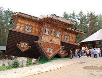 Szymbark. Centrum Edukacji i Promocji Regionu. Dom do g&oacute;ry nogami (fot. Agnieszka Rytel)