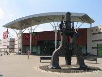 Zabrze. Dawny młot hutniczy ustawiony na terenie Centrum Handlowego "Platan" (fot. Maciej Kronenberg)