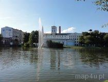 Ł&oacute;dź. Staw w parku im. Władysława Reymonta , widok na Białą Fabrykę (fot. Arkadiusz Makoski)
