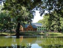 Ł&oacute;dź. Staw w parku im. Władysława Reymonta , widok na Białą Fabrykę (fot. Arkadiusz Makoski)