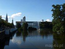 Ł&oacute;dź. Staw w parku im. Władysława Reymonta , widok na Białą Fabrykę (fot. Marta Pabich-Makoska)