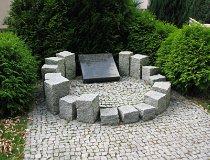 Dzierżązna. Gminny Ośrodek Kultury. Obelisk pamięci istniejącego w okresie II wojny światowej hitlerowskiego obozu pracy (fot. Tomasz Szwagrzak)