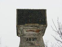 Patoki. Słup graniczny Księstwa Łowickiego, 1829 r. (fot. Tomasz Szwagrzak)