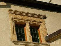 Pabianice. Renesansowy dwór obronny z XVIw. Obramowanie okna z zachwoną łacińską inskrypcją. (fot. Anna Napieralska)