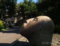 Łódź. Aleja rzeźb w ogrodzie pałacowym I. Poznańskiego, rzeźba Oczekiwanie dłuta Michała Gałkiewicza (fot. Marta Pabich-Makoska)