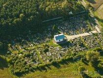Bełdów. Na cmentarzu parafialnym znajduje sie kaplica grobowa pw. Przemienienia Panskiego, górujaca nad resztą cmentarza. Nadano jej styl klasycystyczny, dzieki czemu nawiazuje ona bezpośrednio do światyni greckiej. (fot. Kacper Dondziak)