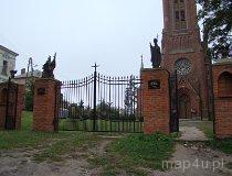 Sulejów. Brama wjazdowa do kościoła. (fot. Paulina Gajzler)
