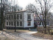 Mroczków Gościnny. Zespół dworsko-parkowy. Przebudowany dwór, obecnie szkoła (fot. Tomasz Szwagrzak)