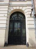 Piotrków Trybunalski. Budynek sądu przy ul. Słowackiego nr 5. Wejście do prywatnej kancelarii adwokackiej (fot. Renata Leśniak-Kordzińska)