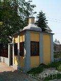 Pajęczno. Kiosk przy kościele pw. MB i św. Leonarda (fot. Tomasz Szwagrzak)