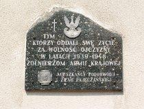 Pajęczno. Kościół par. pw. MB i św. Leonarda - tablica pamiątkowa (fot. Piotr Solle)