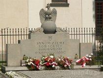 Łowicz. Pomnik przed bazyliką katedralna, pl. Stary Rynek (fot. Piotr Solle)