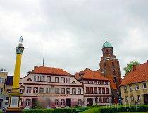 Żmigród. Kościół pw. Świętej Trójcy ze Żmigrodzkiego rynku (fot. Marek i Ewa Wojciechowscy)