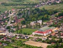 Konopiska. Cmentarz katolicki z pamiątkową tablicą (fot. Kacper Dondziak)