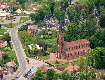 Konopiska. Cmentarz katolicki z pamiątkową tablicą (fot. Kacper Dondziak)