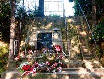 Ud&oacute;rz. Pomnik poległych żołnierzy batalionu „Parasol” (fot. Agnieszka Drożdż i Jurek Hyra)