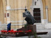 Łódź. Archikatedra pw. św. Stanisława Kostki i pomnik papieża Jana Pawła II (fot. Magdalena Suchan)