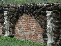 Arkadia. Park romantyczny. Przybytek Arcykapłana. Mur z rzeźbami. (fot. Dominika Pusta.)