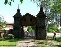 Ożarów. Brama wjazdowa