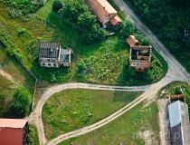 Ożarów. Zrewitalizowany zespół dworski składający się z drewnianego dworu z 1757 r. z łamanym dachem polskim i dwoma alkierzami, parkiem z pomnikami przyrody i stawami, altaną oraz basztą widokową. Zespół ten jest Oddziałem Muzeum Ziemi Wieluńskiej w Wieluniu. (fot. Kacper Dondziak)