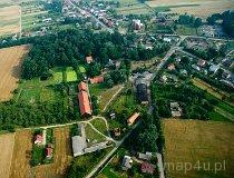 Ożarów. Zrewitalizowany zespół dworski składający się z drewnianego dworu z 1757 r. z łamanym dachem polskim i dwoma alkierzami, parkiem z pomnikami przyrody i stawami, altaną oraz basztą widokową. Zespół ten jest Oddziałem Muzeum Ziemi Wieluńskiej w Wieluniu. (fot. Kacper Dondziak)