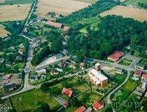 Ożarów. Zrewitalizowany zespół dworski składający się z drewnianego dworu z 1757 r. z łamanym dachem polskim i dwoma alkierzami, parkiem z pomnikami przyrody i stawami, altaną oraz basztą widokową. Zespół ten jest Oddziałem Muzeum Ziemi Wieluńskiej w Wieluniu. (fot. Kacper Dondziak)