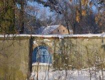 Śleszynek. Zesp&oacute;ł dworsko-parkowy. Ogrodzenie i kapliczka. Pocz. XX w. (fot. Piotr Solle)