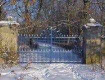 Śleszynek. Zesp&oacute;ł dworsko-parkowy.  Brama i ogrodzenie (fot. Piotr Solle)