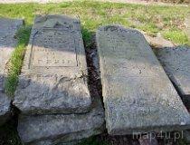 Wieruszów. Cmentarz żydowski. Macewy złożone przy ogrodzeniu cmentarza (fot. Piotr Solle)