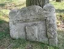 Wieruszów. Cmentarz żydowski. Macewy złożone przy ogrodzeniu cmentarza (fot. Tomasz Szwagrzak)