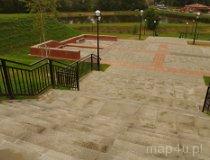 Gorzkowice. Kopiec, pozostałość po założeniu obronnym typu palazzo in fortezza (zamku gorzkowickim). Stan obecny po rewitalizacji obiektu i odsłonięciu, oraz nadbudowaniu fundament&oacute;w budynku (fot. Piotr Solle)